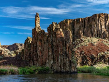 Owyhee Nehri üzerinde mavi gökyüzü olan kaya oluşumları
