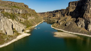 Güzel Yılan Nehri kanyonu Mavi gökyüzü ve uçurum yansıması
