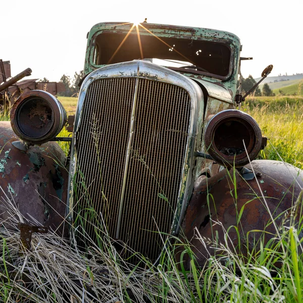 Ξεχασμένο Από Χρόνο Ένα Εγκαταλελειμμένο Σκουριασμένο Φορτηγό — Φωτογραφία Αρχείου