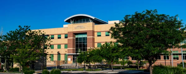 Meridian Idaho Belediye Sarayı 'nda sabah ağaçlar ve merdivenler