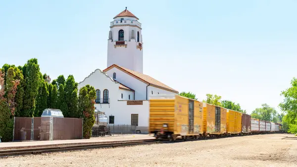 機関車が走る歴史的な駅が動いてぼかしを作る — ストック写真