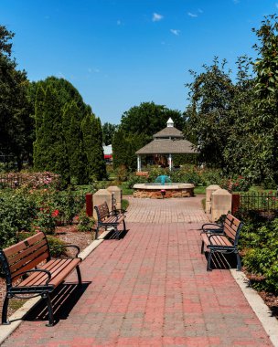 Bosie Gül Bahçesi 'ne banklar ve çeşme girişi