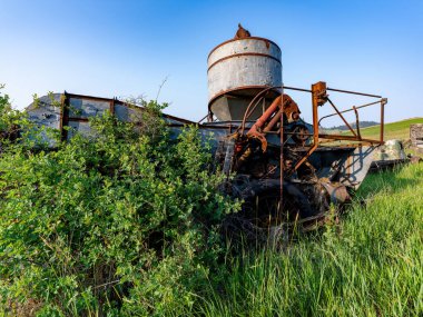 Terk edilmiş araçlara sahip uzak çiftlik 