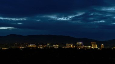 Boise Idaho şehrinin üzerinde gece gökyüzü