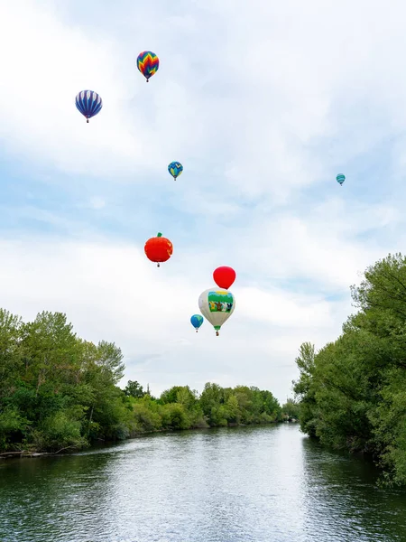 Rivière Boise Bordée Arbres Avec Des Ballons Dessus — Photo
