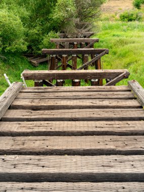 Tahta köprü ülkenin bazı kısımlarında eksik.