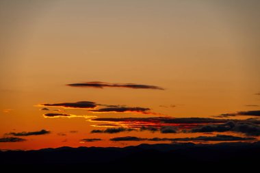 Güneşin doğuşunda portakallar ve sarı