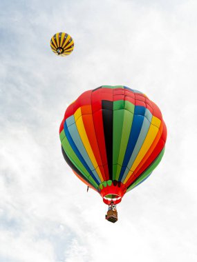 Boise Idaho 'da iki balon havada yüzüyor.