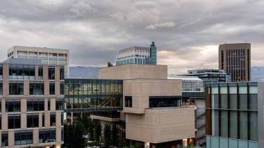 Boise Idaho şehir merkezinde sabah gökyüzü olan yüksek bir bina.