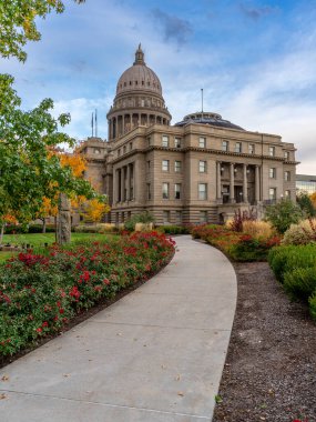 Boise 'nin başkentinde sonbahar renkleri ve açan çiçekler