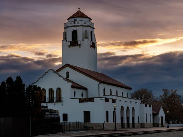 Boise 'nin ikonik tren istasyonunun gündoğumu