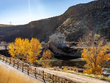 Boise Nehri yeşil kuşağı sonbaharda barajı şaşırtıyor.