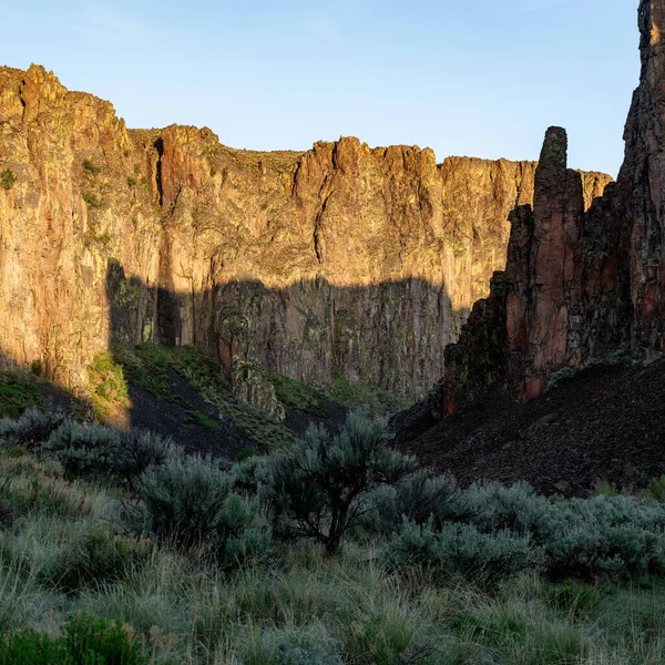 Owyhee Kanyonu güneş doğarken bazalt kayalıklarda gölgeler 