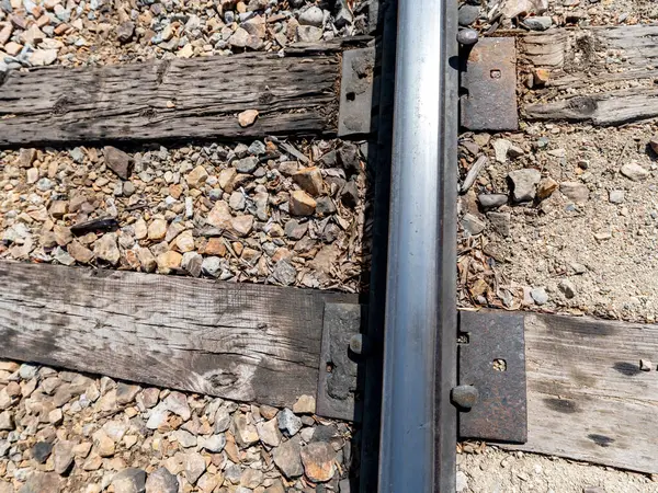 Demiryolu raylarını ve ahşaptan yapılmış kravatları çal.