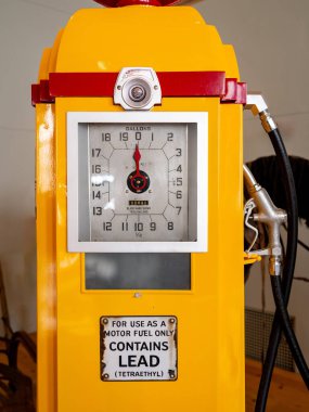 Kullanılan galonları gösteren benzin pompası.