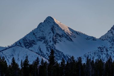 Idaho 'nun Sawtoth' larında tek bir tepenin son ışığı.