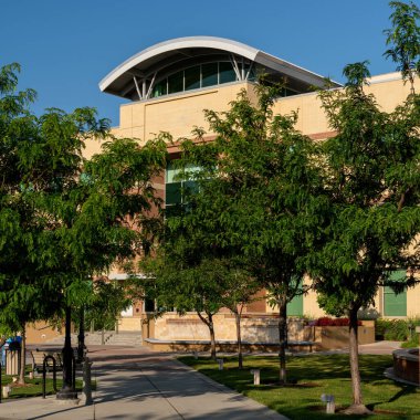 Modern binayla halka açık bir parkta ağaçlar ve kaldırımlar