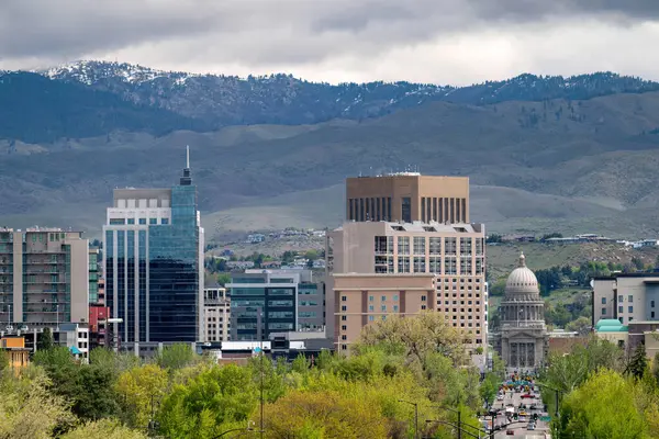 Boise Idaho 'da klasik bahar. Dağlarda sarı ağaçlar ve kar var.