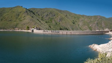 Boise Nehri 'ndeki Arrowrock Barajı' nın arkasındaki yüksek su.