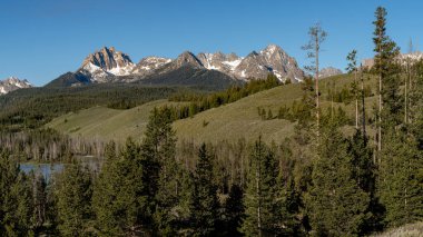 Idaho 'daki yüksek kayalık dağ.