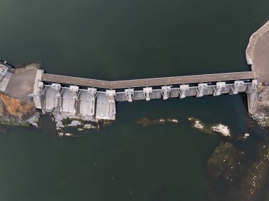 Yerel bir barajdaki sel Kapılarının hava görüntüsü