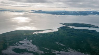 Homer Körfezi manzaralı Alaska dağlarıyla 