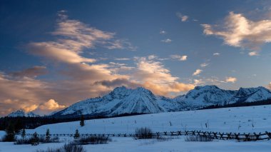 Idaho 'nun Sawtooth dağlarının üzerinde güzel bir günbatımı.