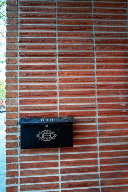 Şehir merkezindeki bir mağazada posta kutusu üzerine tuğla.