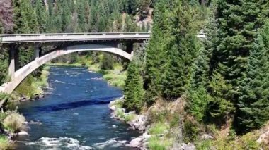 Nehir yolu ve Idaho köprüsü.