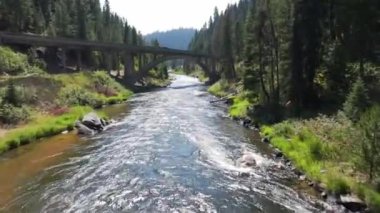 Otoyol Payette Nehri boyunca esiyor. 