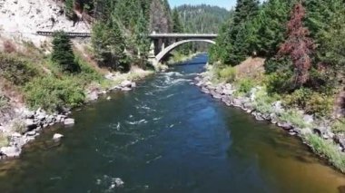 Payette Nehri boyunca ve Gökkuşağı Köprüsü 'nün altında