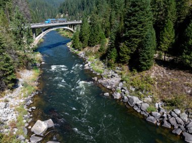 Kamyon şoförü Payette Nehri boyunca Gökkuşağı Köprüsü 'nde