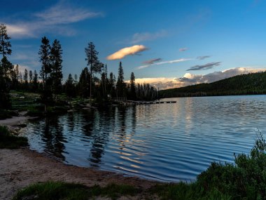 Stanley Gölü 'nün üzerinde günbatımının ılık renkleri