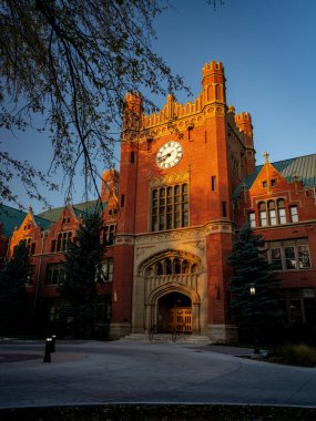 Idaho Brick Üniversitesi yönetim binası gün doğumunda.