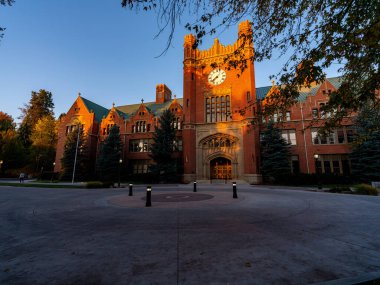 Idaho Üniversitesi yönetim binası. 