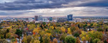 Boise Idaho Pano Sonbahar renkleri ve dramatik sabah gökyüzü