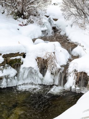 Yarı kış bir şehirde soğuk küçük şelale