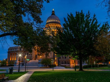 Şehir parkı ve Idaho 'daki başkent binası.