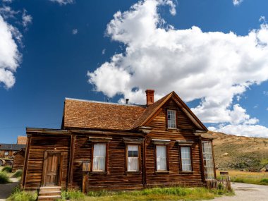 Sınırdaki klasik eski batı evi.