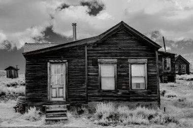 Batı hayalet kasabasında terk edilmiş eski evler.