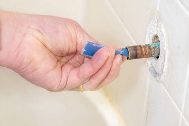 Tesisatçı bakır borunun nasıl hazırlandığını gösteriyor