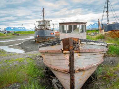 Alaska liman kasabasında teknelerin dışında