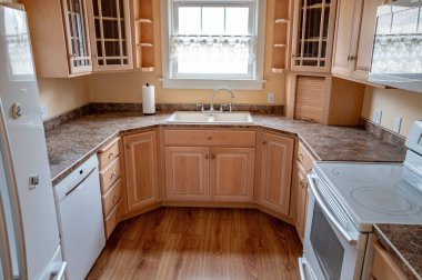 Mutfak tezgahları, lavabo ve dolaplar. 