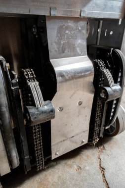 Zincir sürücüyü kaldırmak için tasarlanmış doli