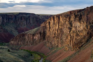 Owyhee Nehri kanyon duvarlarında ılık bir parıltı 