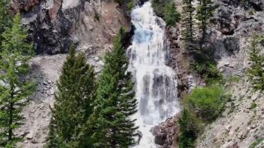 Orman yangını yüksek donmuş dağ gölleriyle harap olmuş.