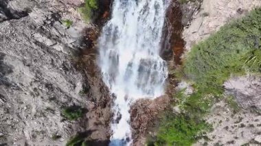Idaho taşrasında uzak bir dağ şelalesi.