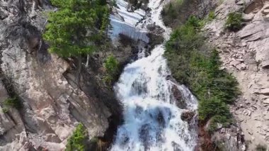 Sawtoth 'larda orman yangını ve şelale var.