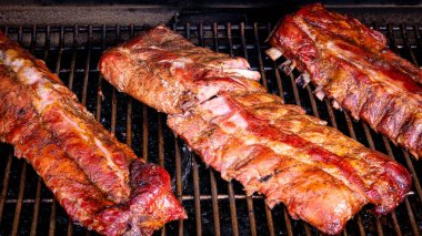 Sigara içen birinin sırtında maun bebek pirzolası  