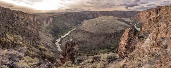 Owyhee Nehri 'nde gün batımında at nalı kıvrımı